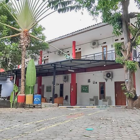 Rumah Panggung Guest House Syariah Mitra Reddoorz Cirebon Zewnętrze zdjęcie